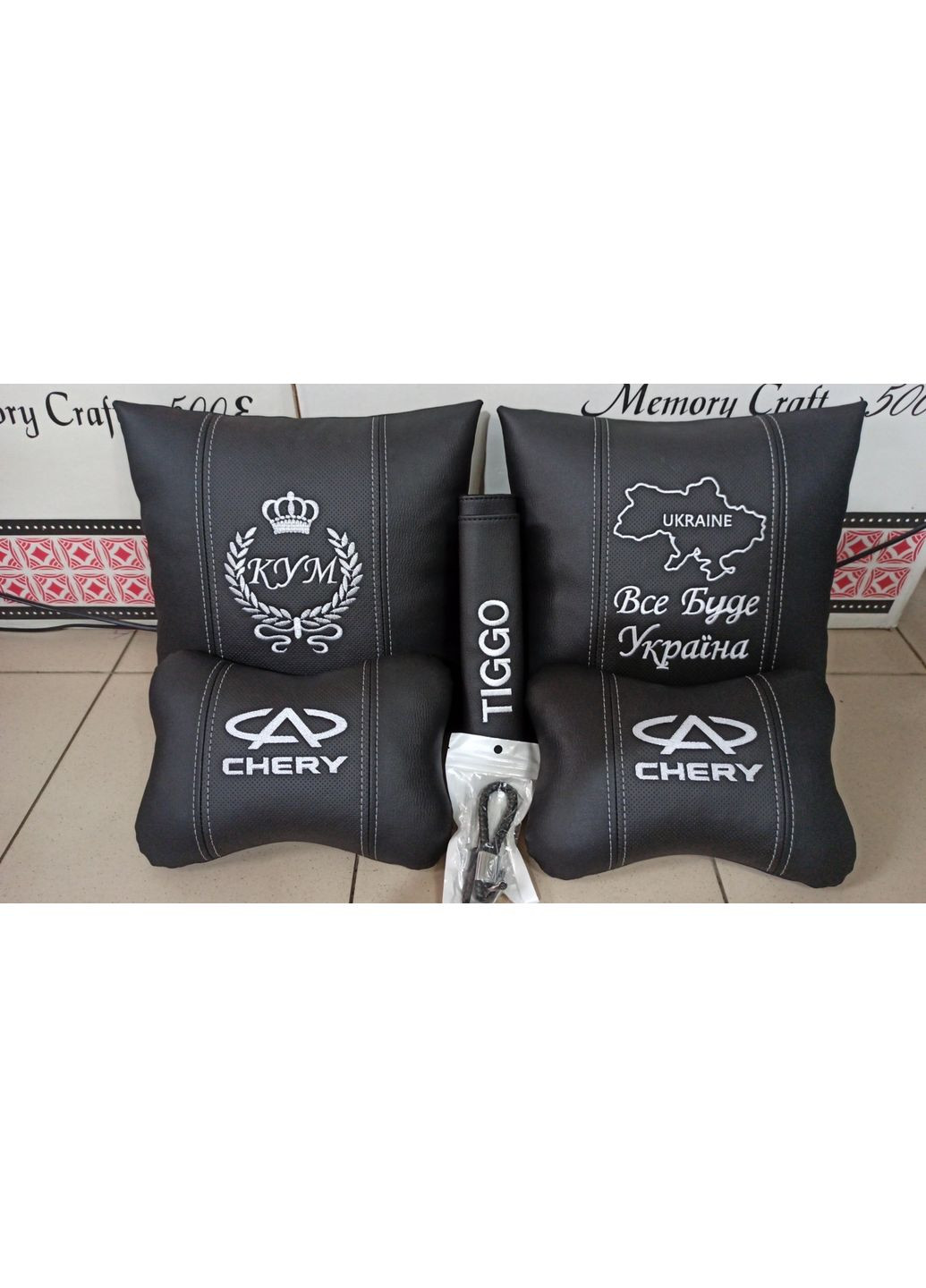 Автоподушка на подголовник в авто белая вышивка - 055 Chery (365728863)