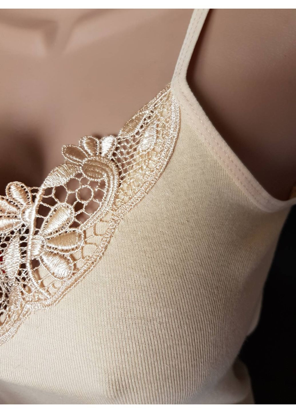 Женский топ на тонких брительках бежевый с кружевом No Brand (361376882)