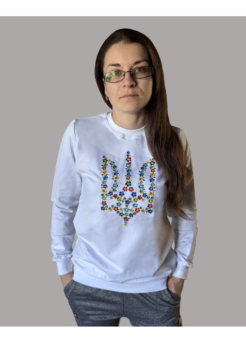 Белый женский вышитый белый свитшот с цветочным тризубом НоКо цветочный вышивка (364188966)