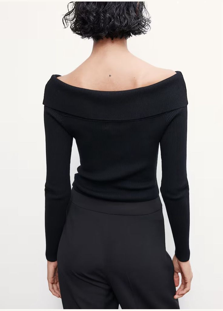 Черный свитер с открытыми плечами H&M