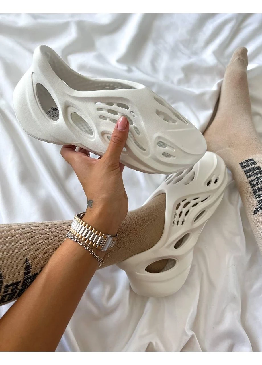 Білі літні кросівки adidas yeezy boost foam runner white адідас ізі буст No Brand