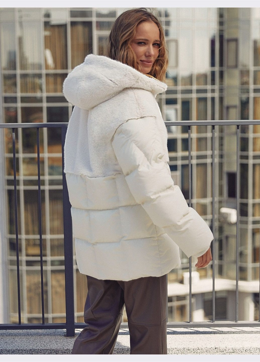 Молочная зимняя зимняя куртка молочного цвета с вставками из меха Dressa