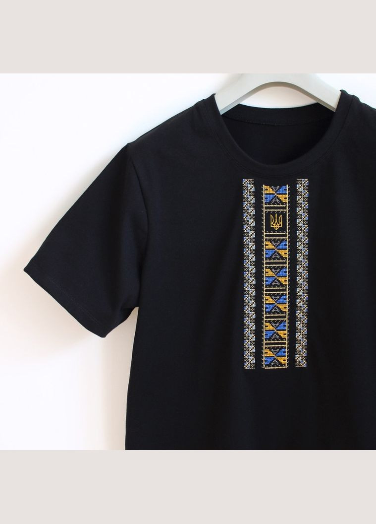 Черная мужская вышитая футболка с трезубцем полуботок Ladan