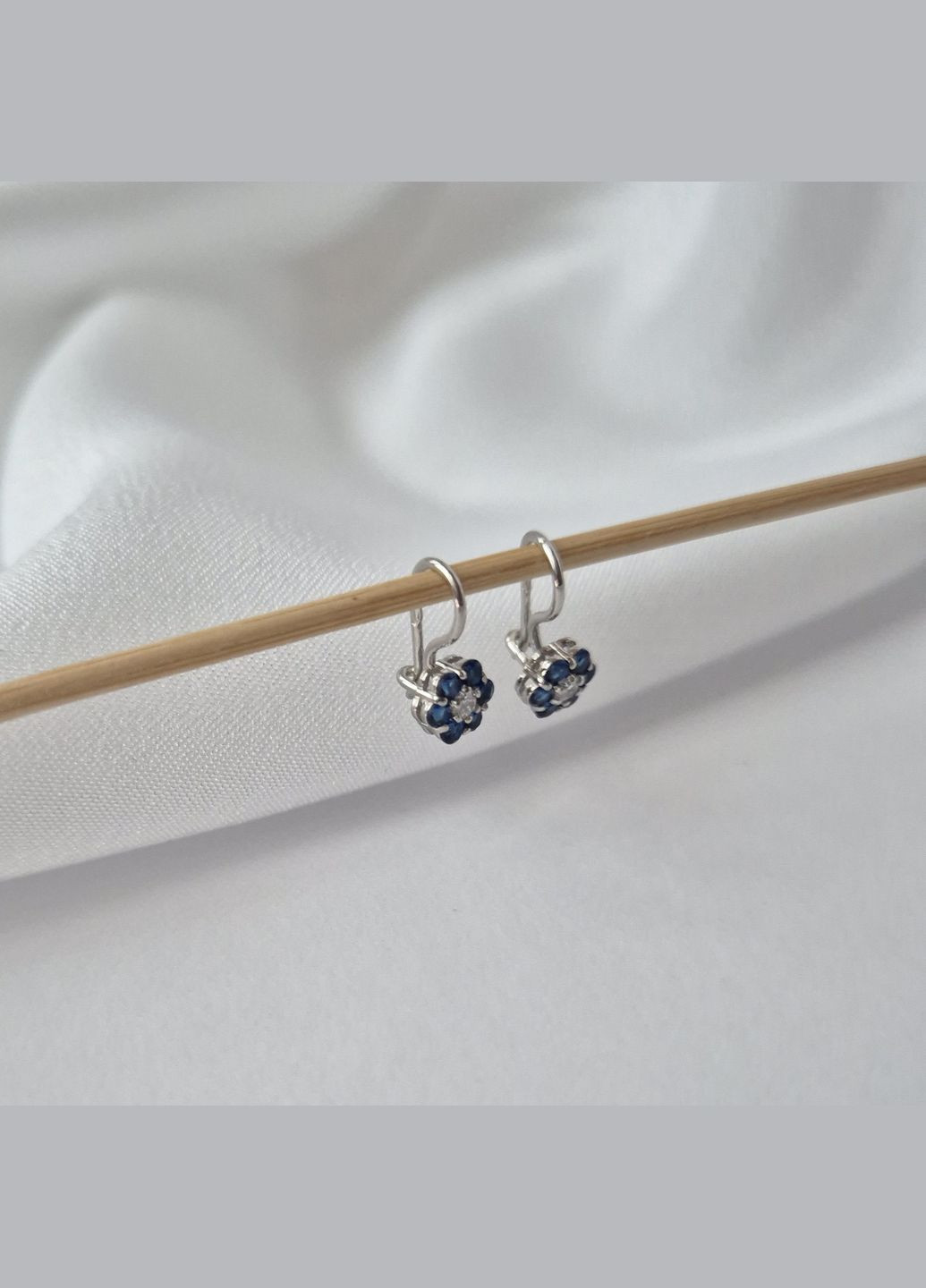 Срібні дитячі сережки на петлі Квітка із Синіми каменями Срібло 925 проби Родоване 72012с 1.05г No Brand (316649623)