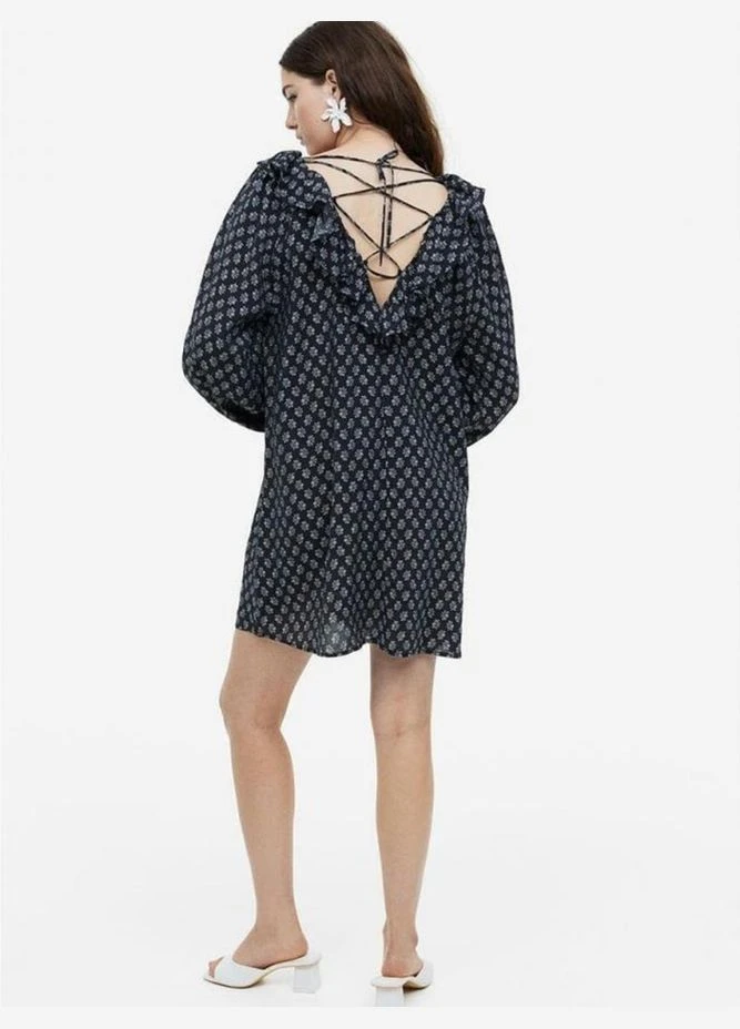 Черное повседневный платье H&M с цветочным принтом