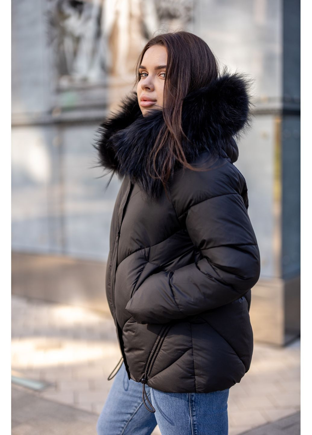 Черная зимняя зимняя женская короткая куртка с мехом енота 65526 Visdeer