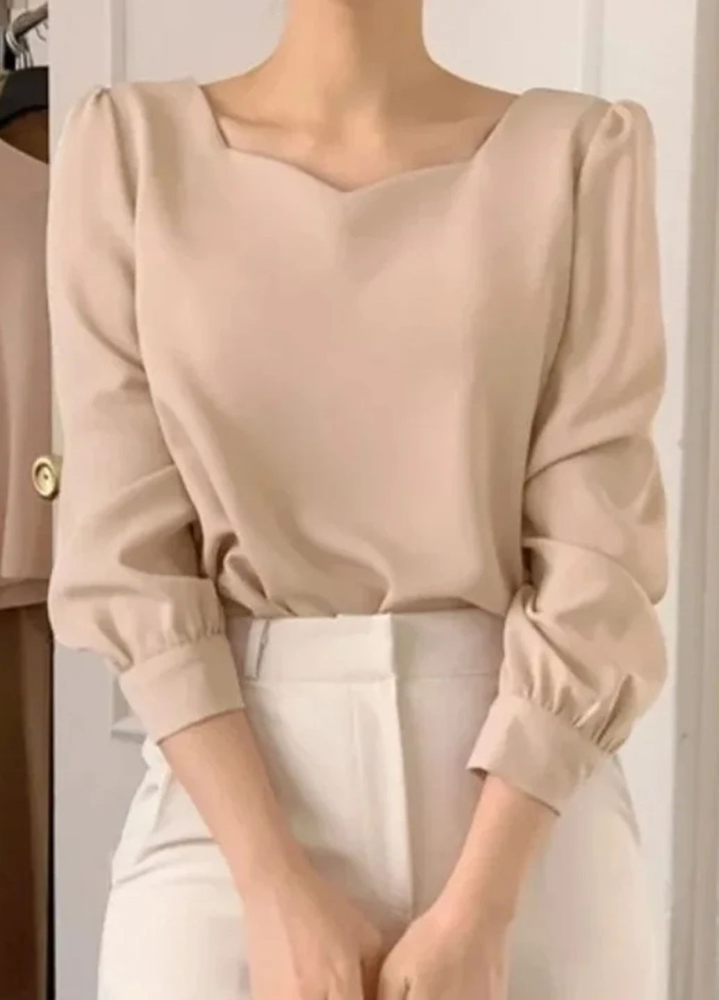 Бежева блузка жіноча з фігурним декольте Fashion