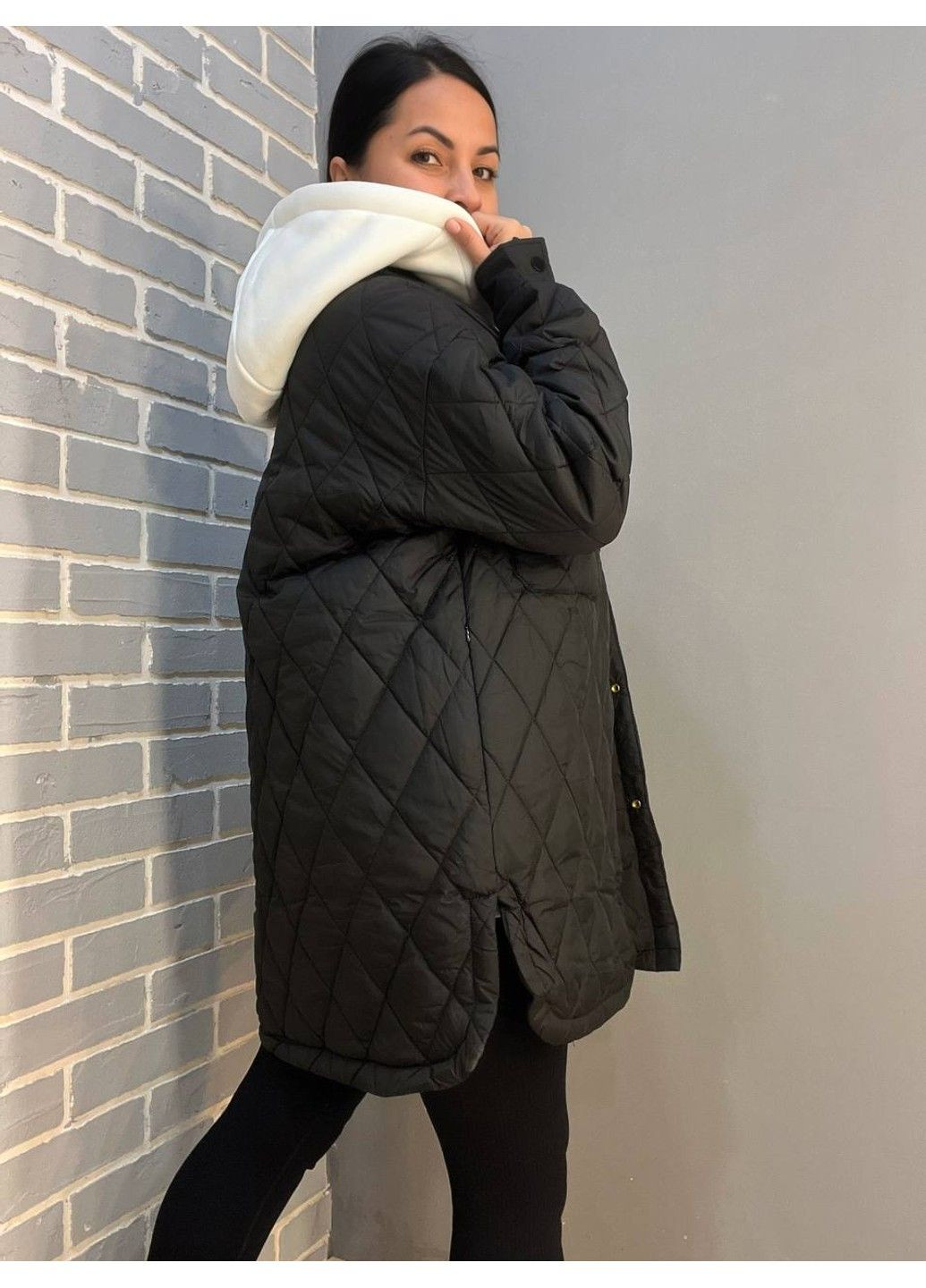 Черная демисезонная куртка женская 1870 длинная рубашка наложены карманы на кнопках трикотажный капюшон HAIZIYUAN