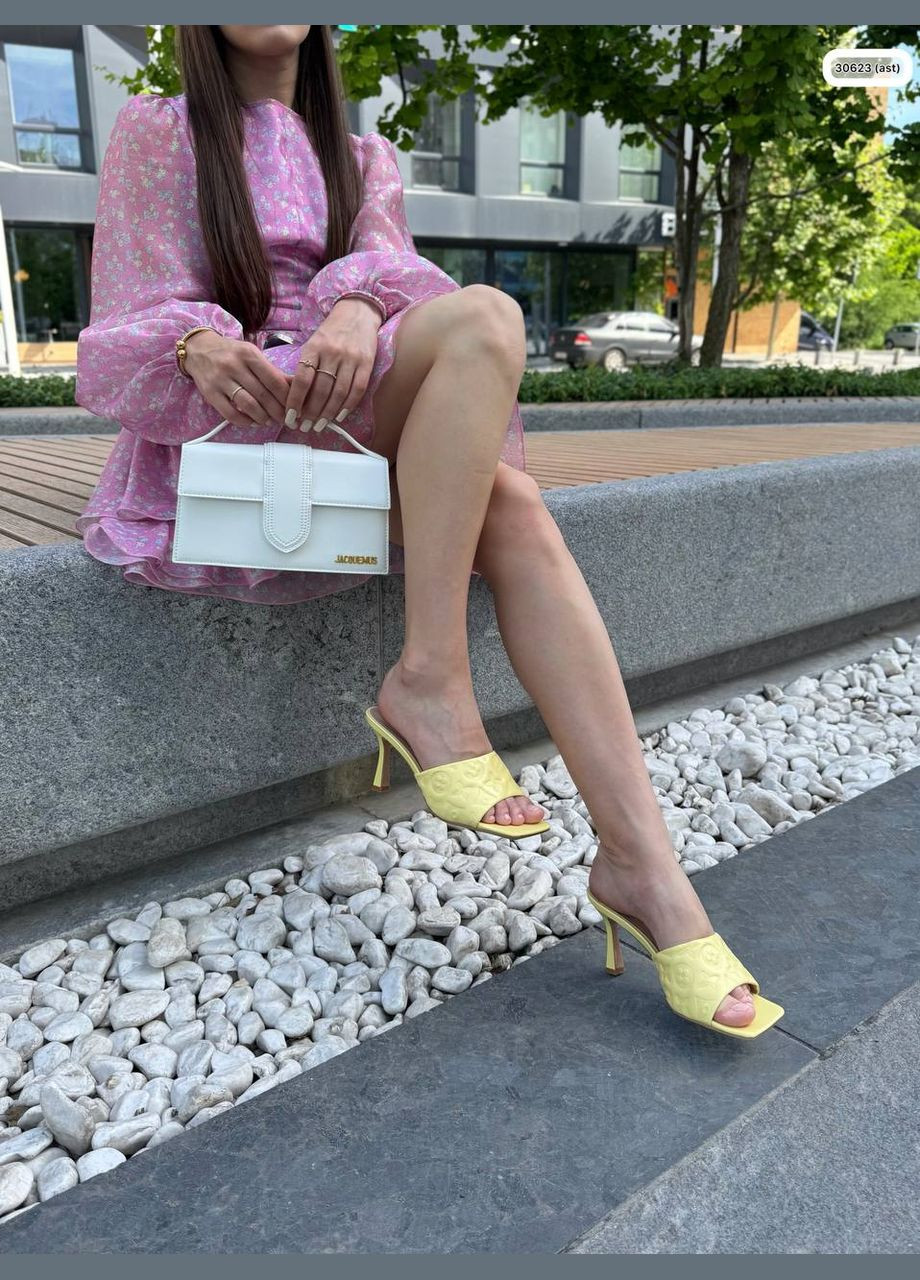 Светло-желтые стильные женские шлепанцы сабо на каблуке цвет сливочно жёлтый No Brand с логотипом