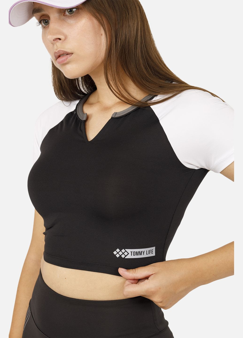 Женская спортивная футболка цвет черный ЦБ-00259996 Tommy Life - (302489236)