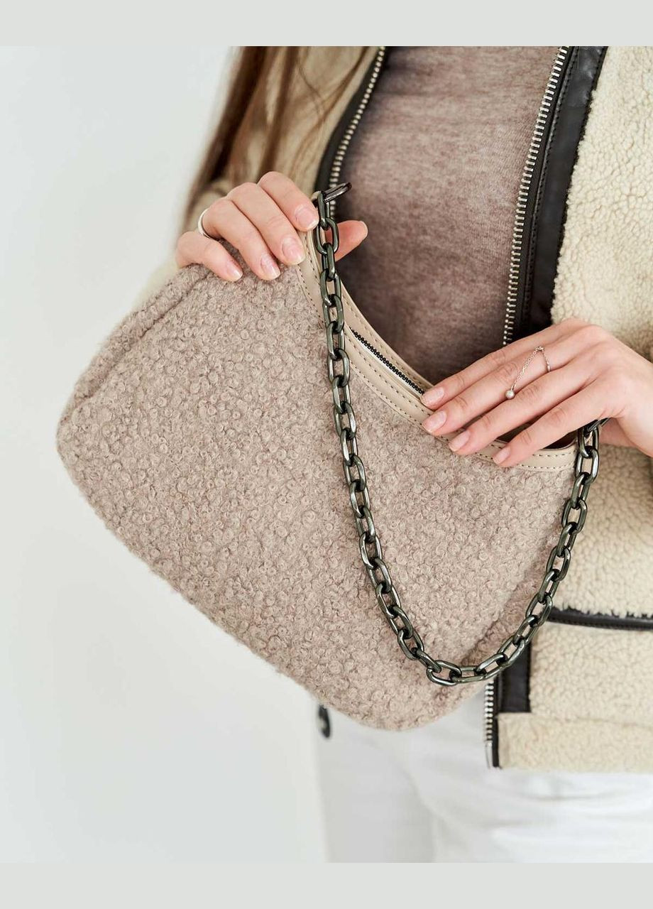 Жіноча сумка-багет з ланцюжком з екошкіри декорована хутром «Агнес» бежева WeLassie (298570004)