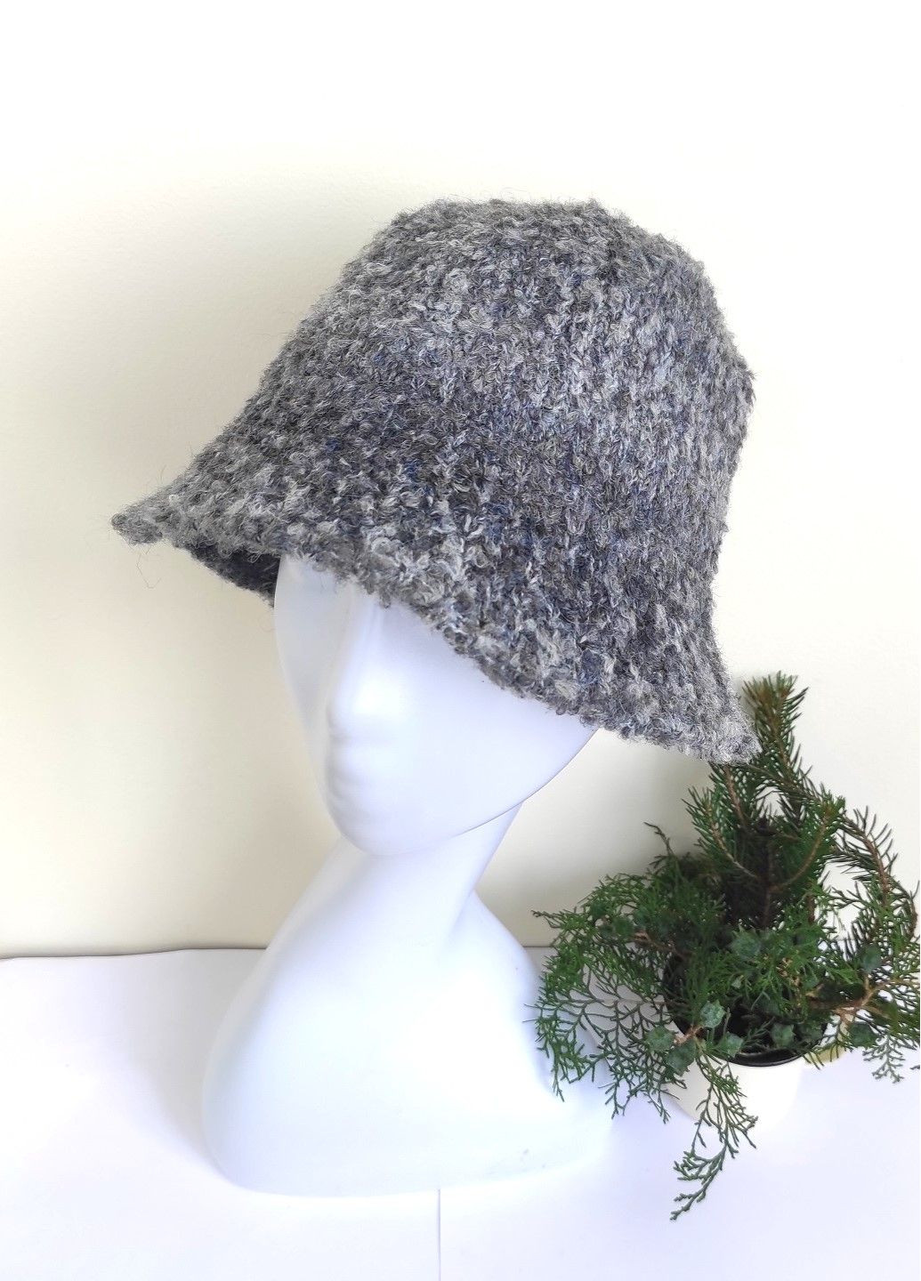 Теплая Вязаная Зимняя Шапка из Пушистой Пряжи Букле Модное Молодежное Бини для Девушек Женщин Темно-Серый Градиент No Brand В'язана Зимова Панама (361969981)