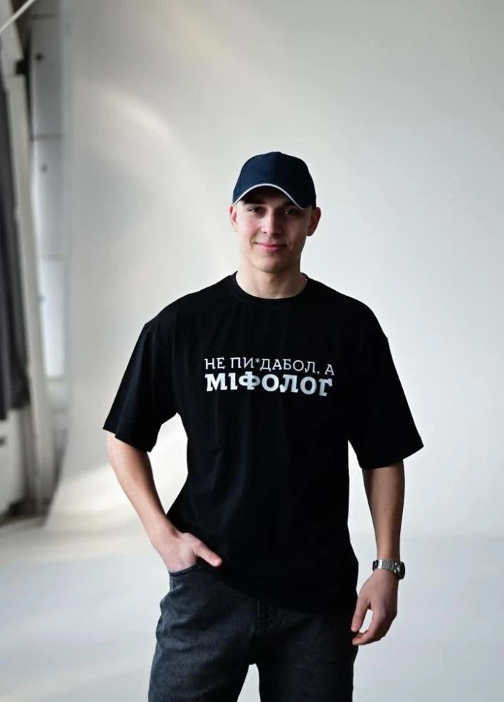 Черная футболка с мерчем No Brand