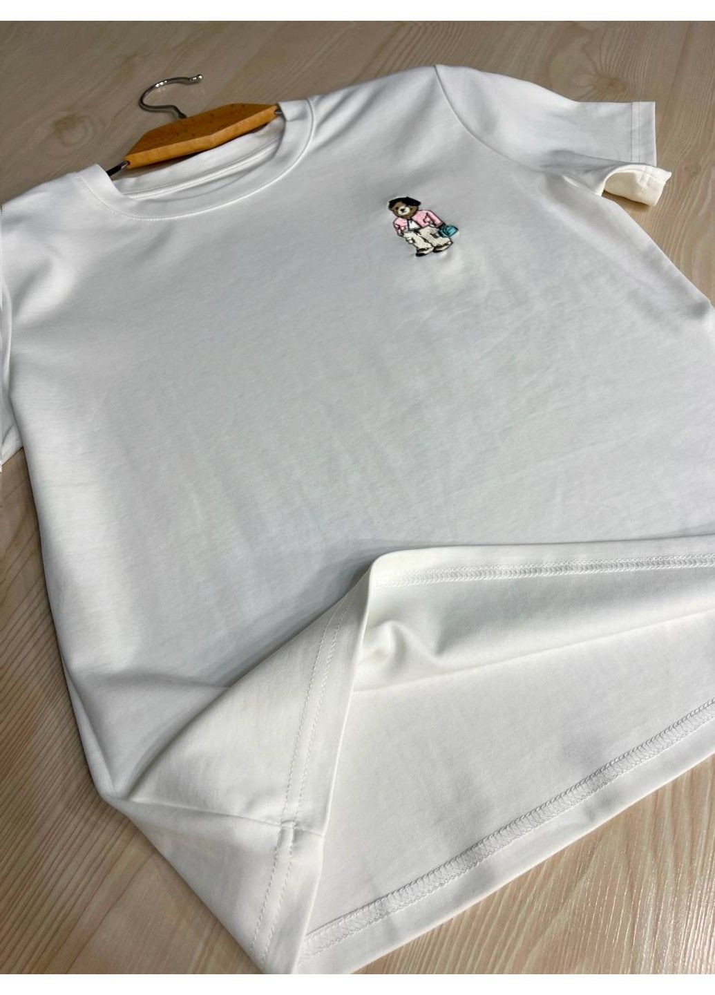 Футболка жіноча A-N 26001 базова однотонна з невеликою вишивкою ведмедик попереду середня довжина one size No Brand - (322944913)