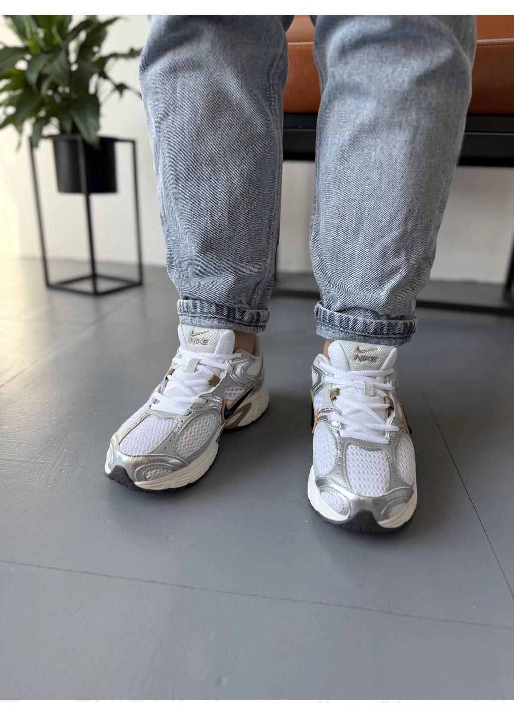 Серые летние кроссовки nike zoom vomero 5 rnr silver gold найк зум вомеро 5 No Brand