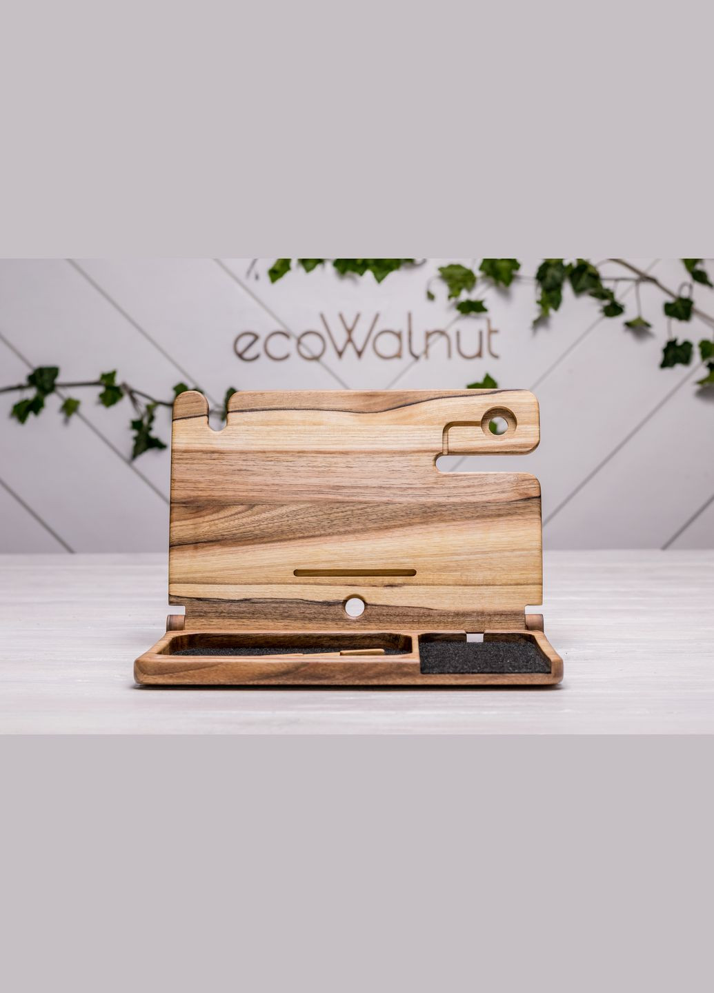 Бездротовий зарядний пристрій для iPhone & годинника Apple «Dock station iWatch» Настільна підставка з персоналізацією EcoWalnut (294052414)