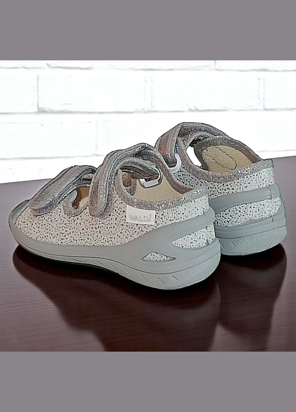 Серебряные ортопедические открытые тапочки в садик на липучках для девочки валди Waldi