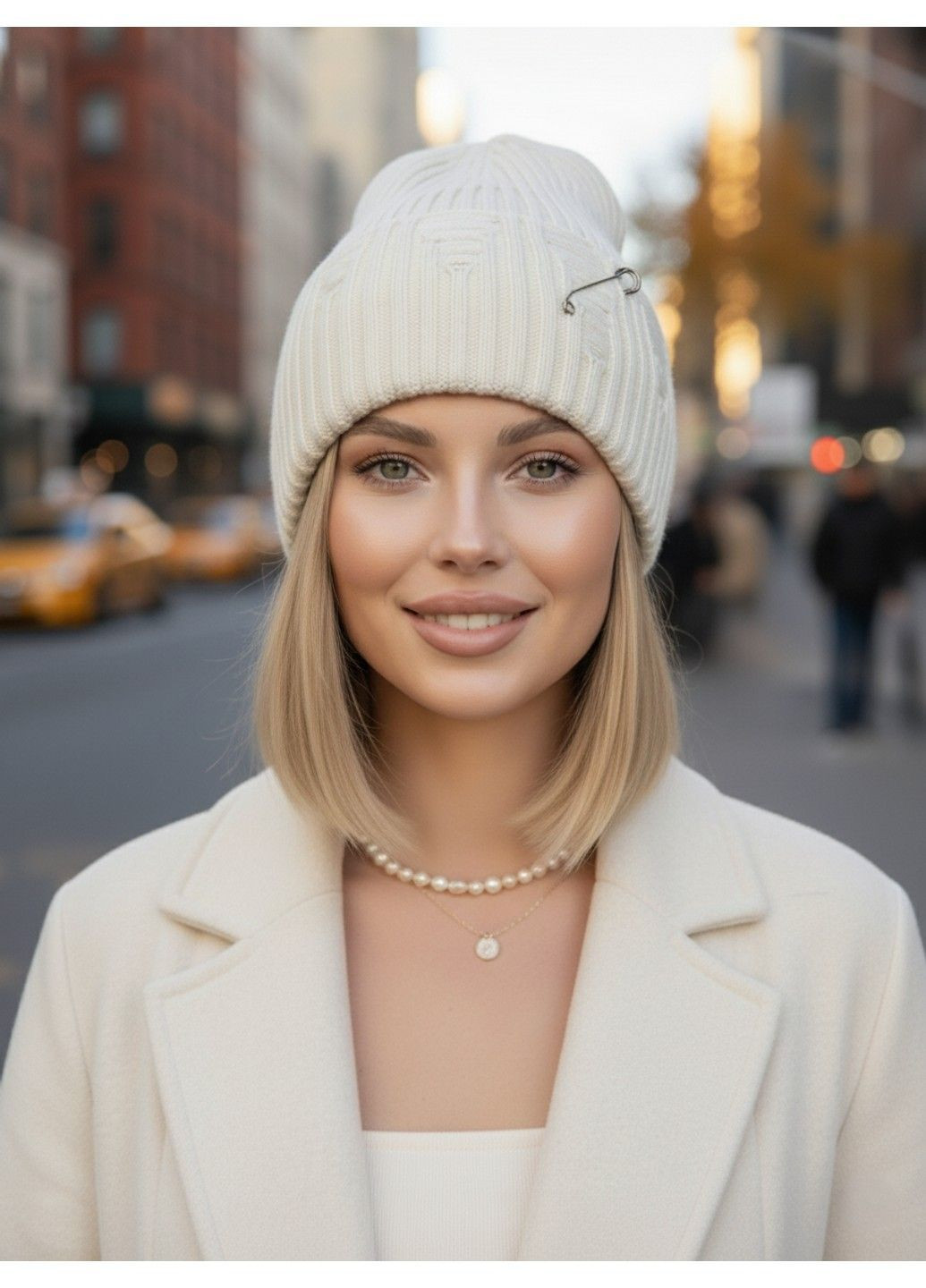 Шапка унісекс рванка з металевим декором молочна (кремова) No Brand (363840533)