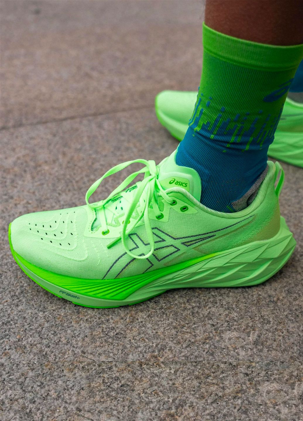 Лаймовые демисезонные кроссовки для бега мужские Asics Novablast 4