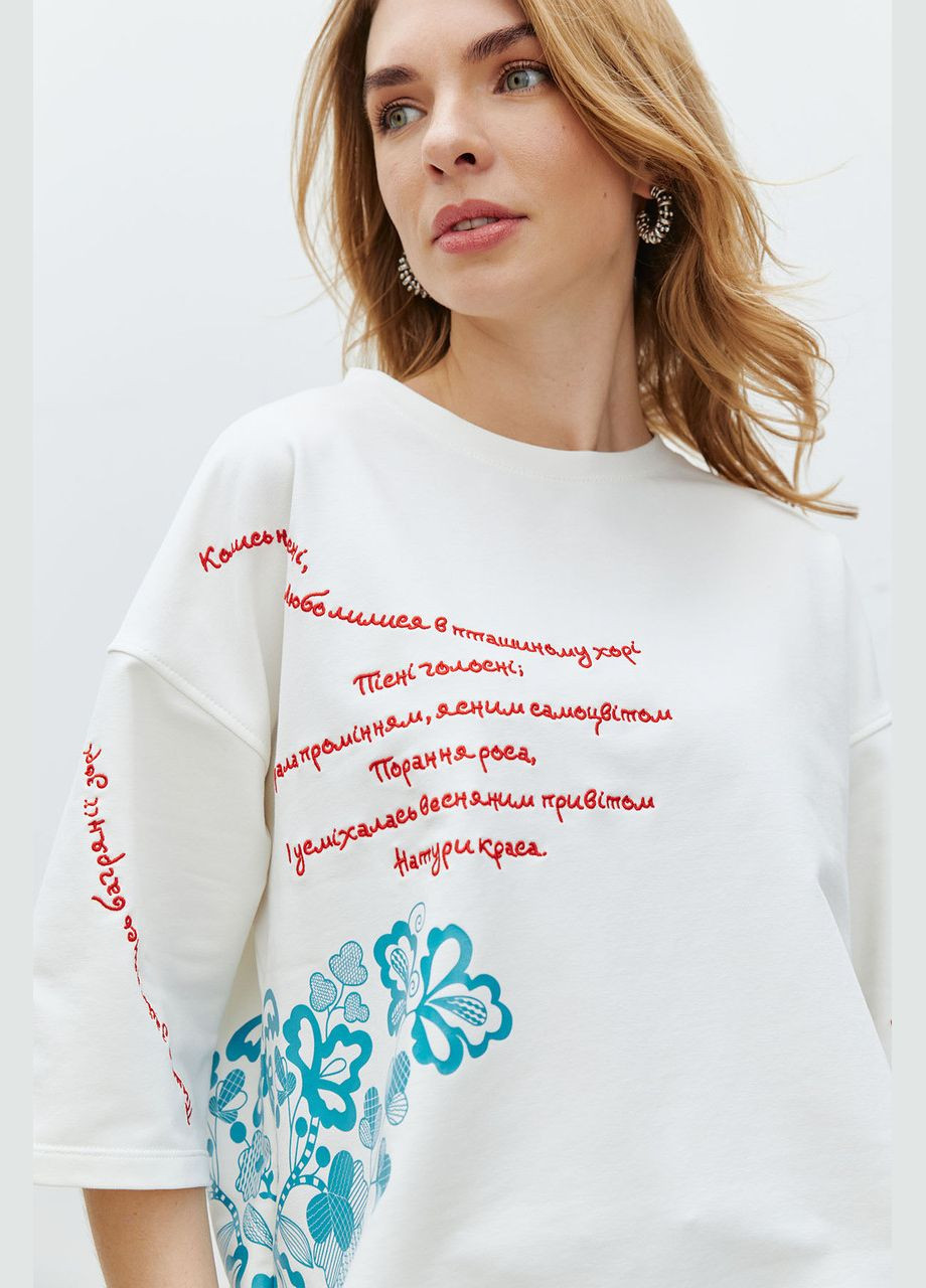 Молочна всесезон жіноча базова футболка з вишитим написом молочна mkrm4090-2 Modna KAZKA