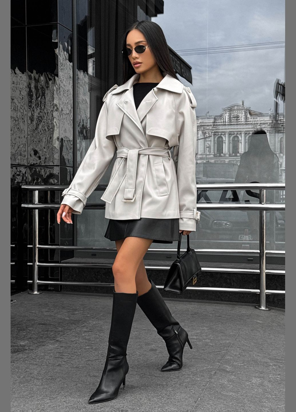 Стильный тренч из экокожи в бело-сером цвете Jadone Fashion тренчкот на пуговицах демисезон (303813940)