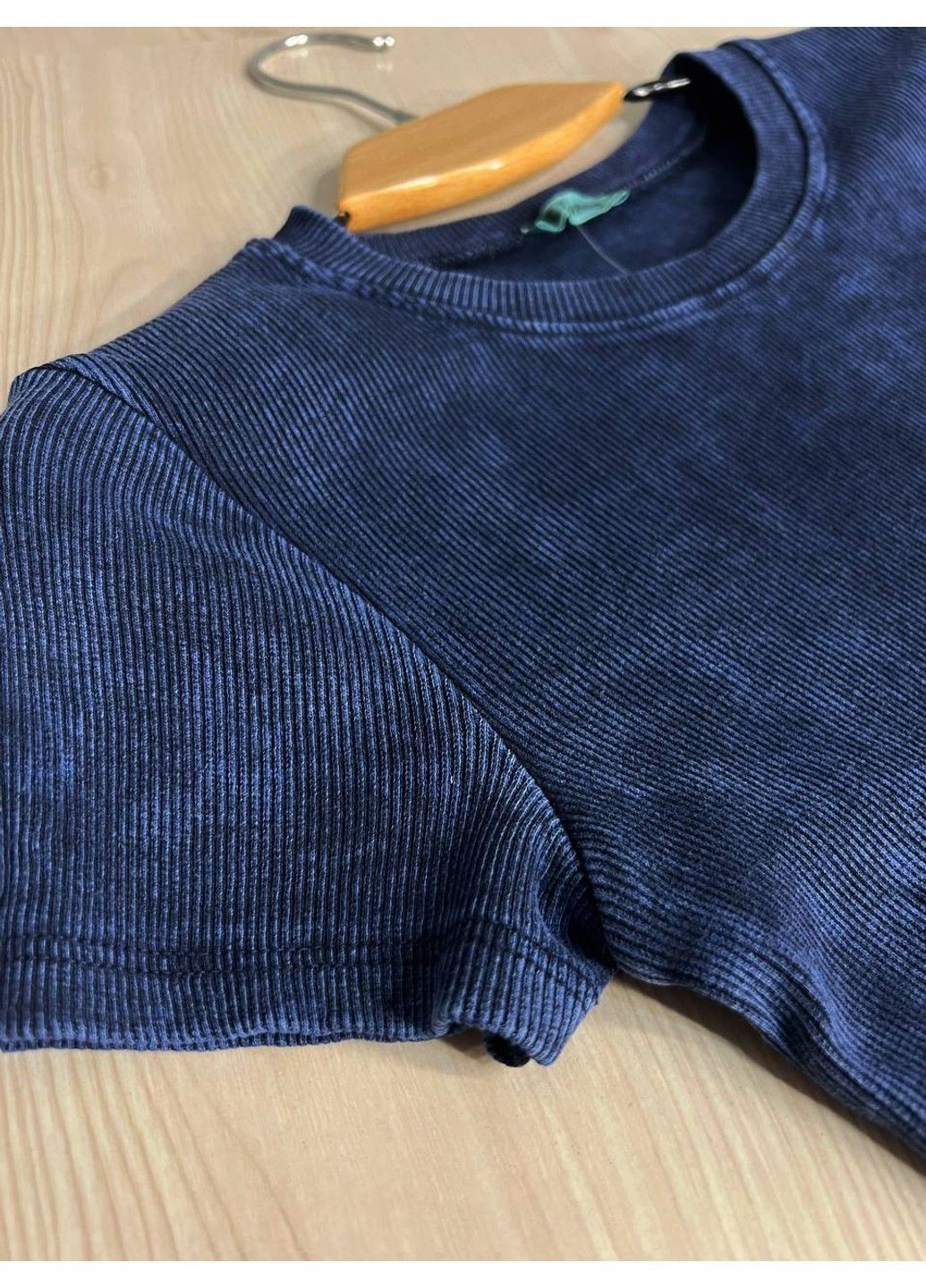 Темно-синя сукня жіноча 240032 середньої довжини футболкою варена тай-дай в рубчик MMC