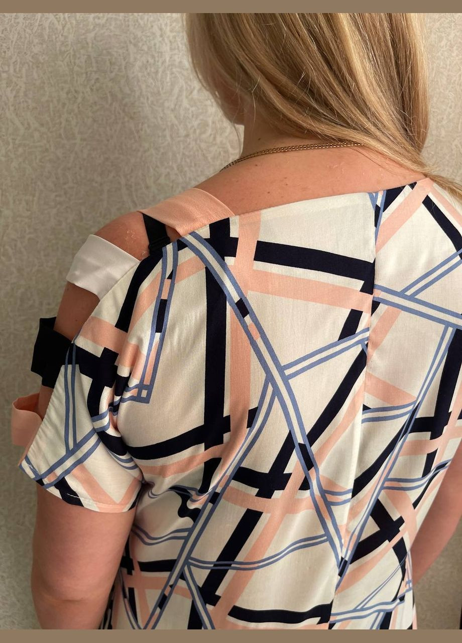 Кремова повсякденний, коктейльна довга сукня з асиметричним вирізом та оригінальним рукавом персикова Capricious з геометричним візерунком