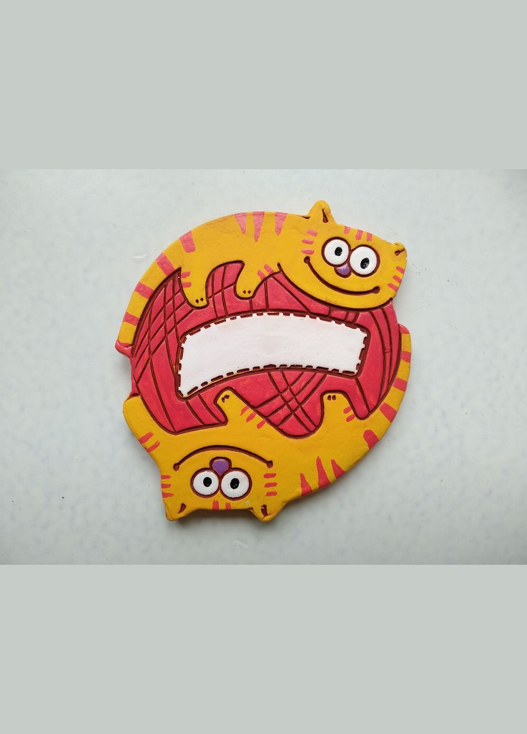 Персонализированный керамический магнит «Играющие котята» (красный клубочек) Коти&Ангели (301532991)