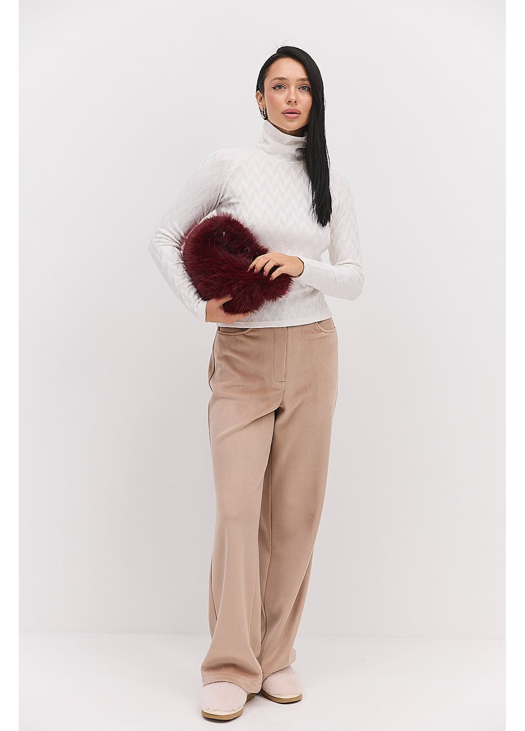 Жіночий теплий лонгслів з коміром-стійкою шоколадний в ялинку Arjen (370601824)