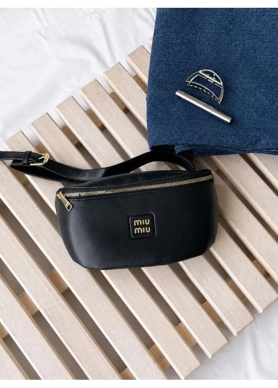 Стильна жіноча шкіряна бананка Miu Miu чорна No Brand (402808769)