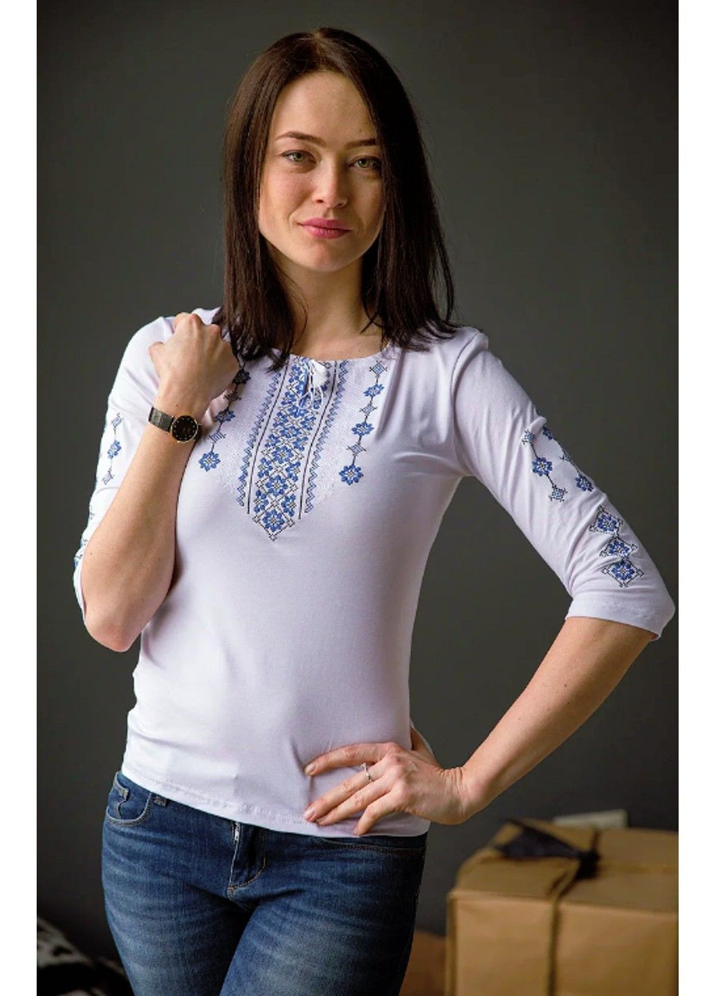 Біла жіноча вишита футболка орнамент блакитний 3/4 рукав, біла Lesia (346487851)