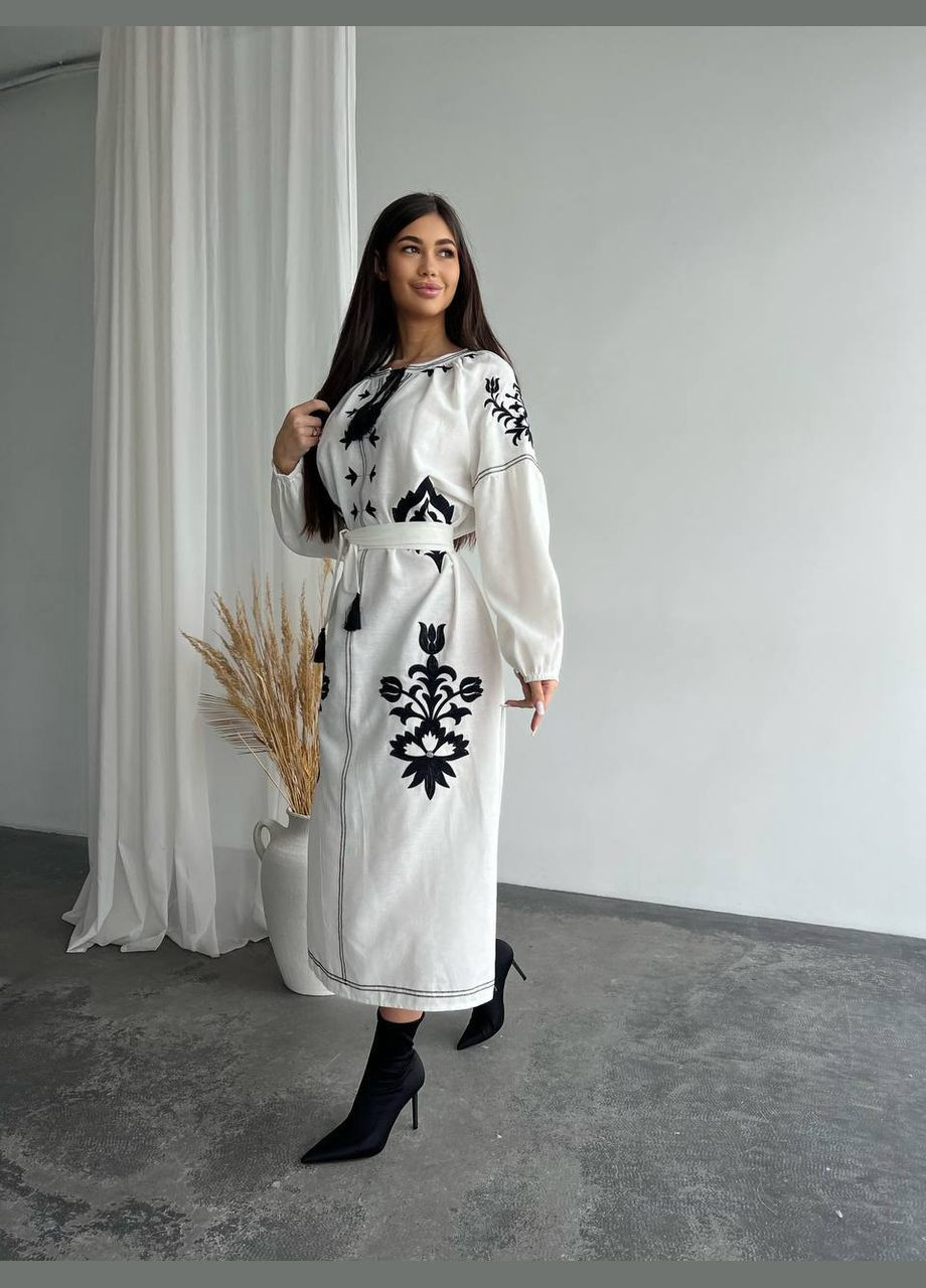 Белое повседневный, коктейльное, вечернее вишитое платье на запах Garna с орнаментом