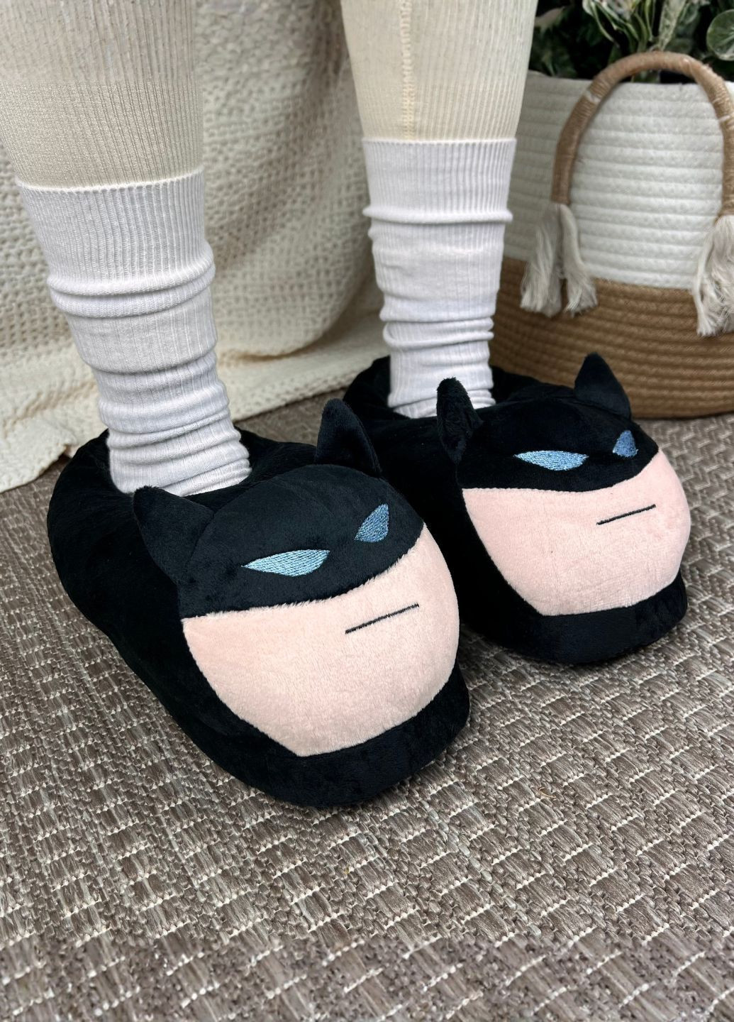 Черные женские плюшевые тапочки бэтмен с нескользящей подошвой My Kigu с ушками, с вышивкой