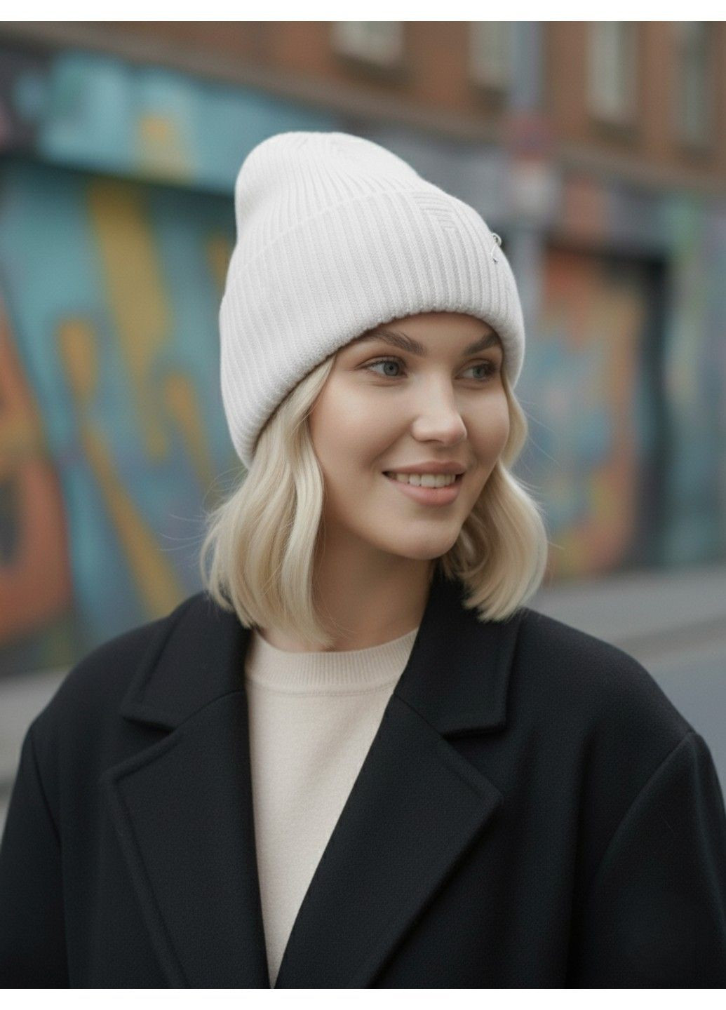 Шапка унісекс рванка з декоративною булавкою подвійна з відворотом біла No Brand (363968694)