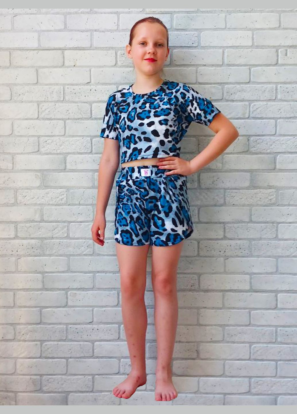 Комбинированная всесезон детская летняя пижама для девочки, короткая футболка и шорты с разрезом по бокам (синий леопард), стрейч кулир No Brand