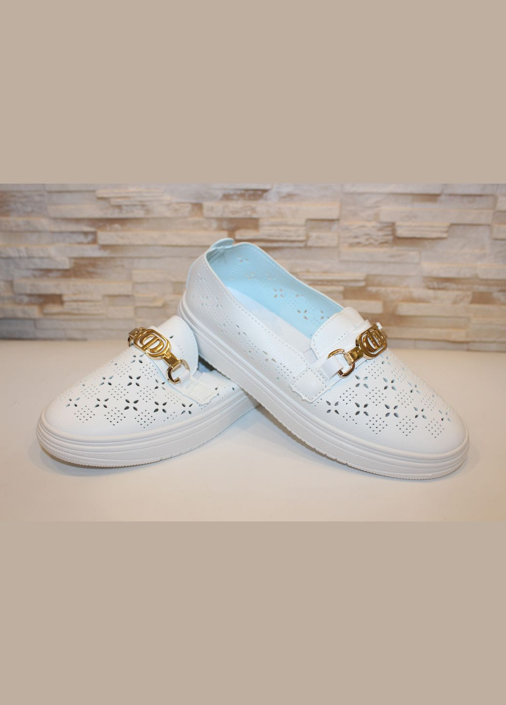 Белые слипоны женские белого цвета с перфорацией No Brand с перфорацией, с пряжкой, без декора однотонные