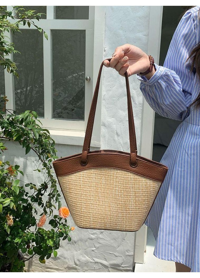 Среднего размера трендовая летняя сумка в трапеце подобной формы из соломы и экокожи коричневого цвета No Brand (362588146)