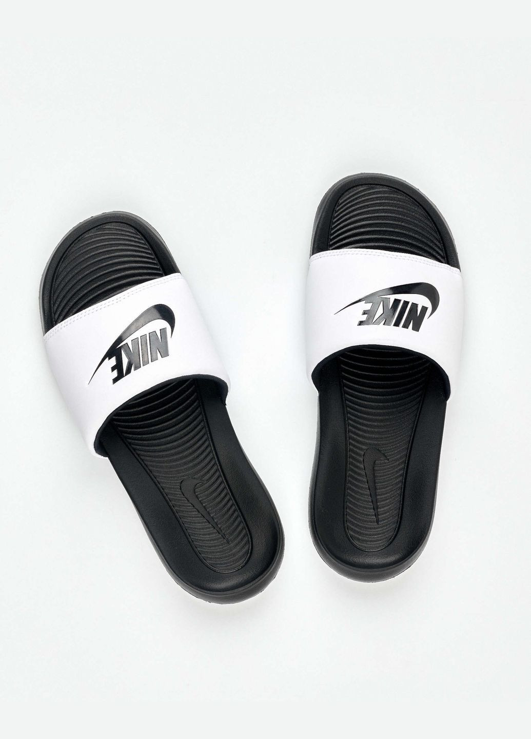 Белые мужские тапочки victori one shower slide cn9675-005 черно-белые Nike