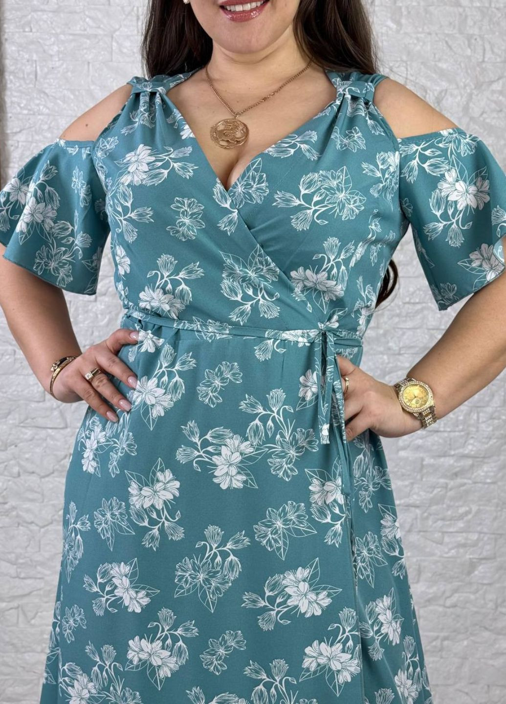 Фісташкова повсякденний вишукана легка літня міді сукня на запах з квітковим візерунком та короткими рукавами з вирізами на плечах на запах Tik-Tak з квітковим принтом