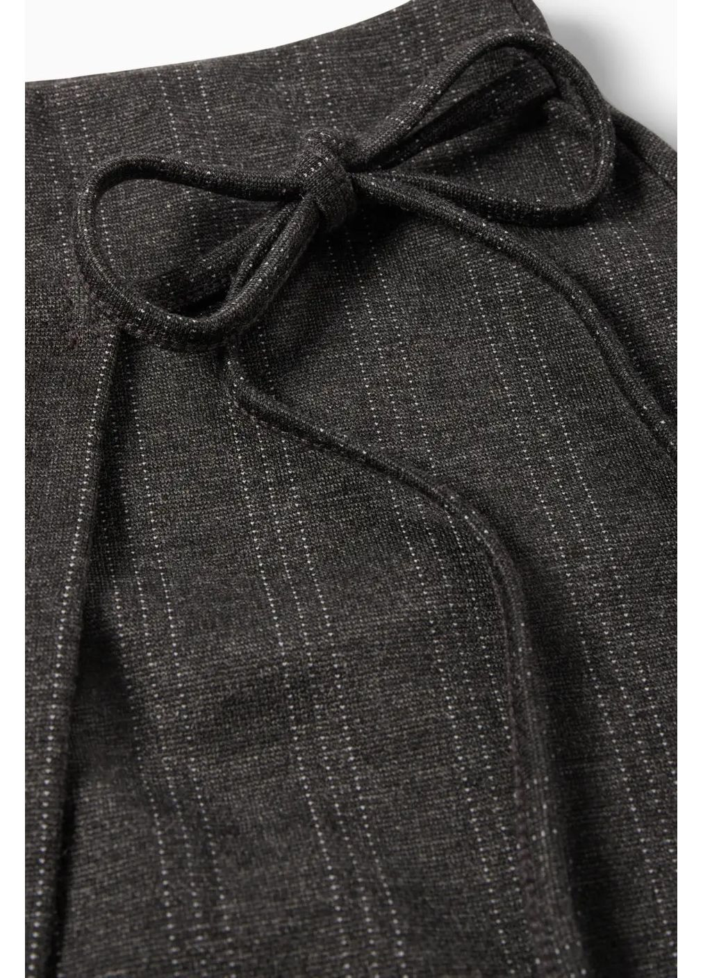 Темно-серая в полоску юбка C&A