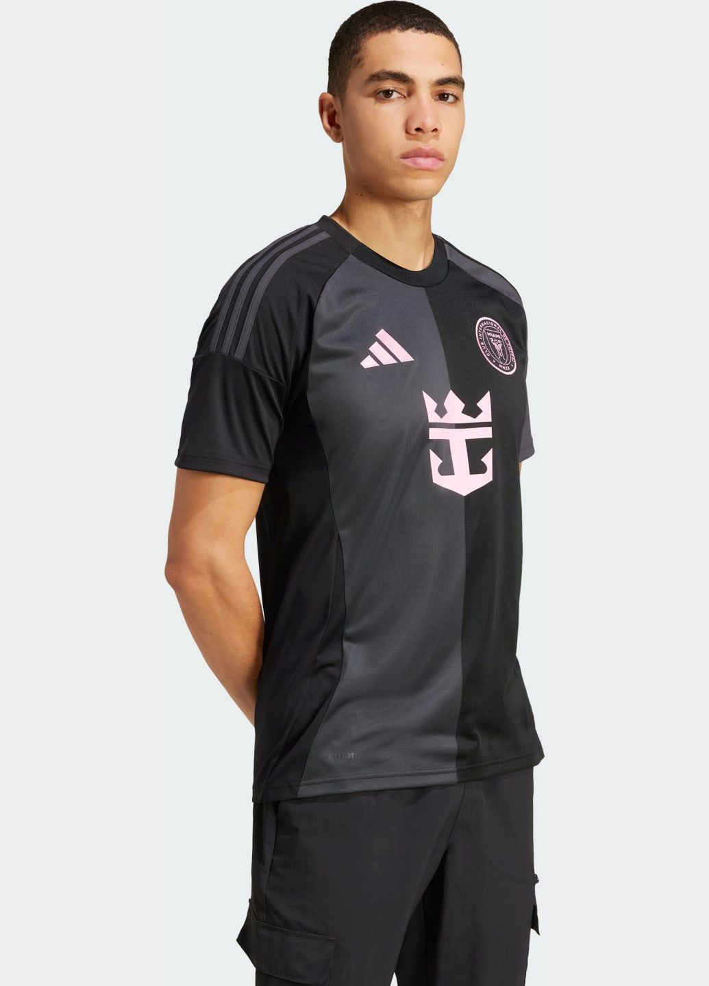 Черный демисезонный спортивный лонгслив adidas с логотипом