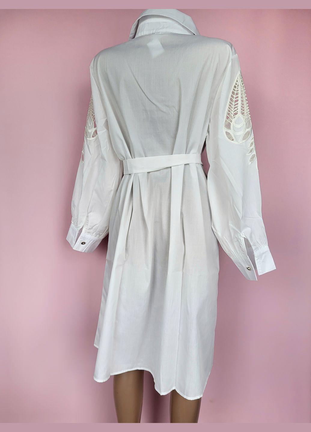 Белое платье-рубашка с перфорацией на рукавах рубашка No Brand