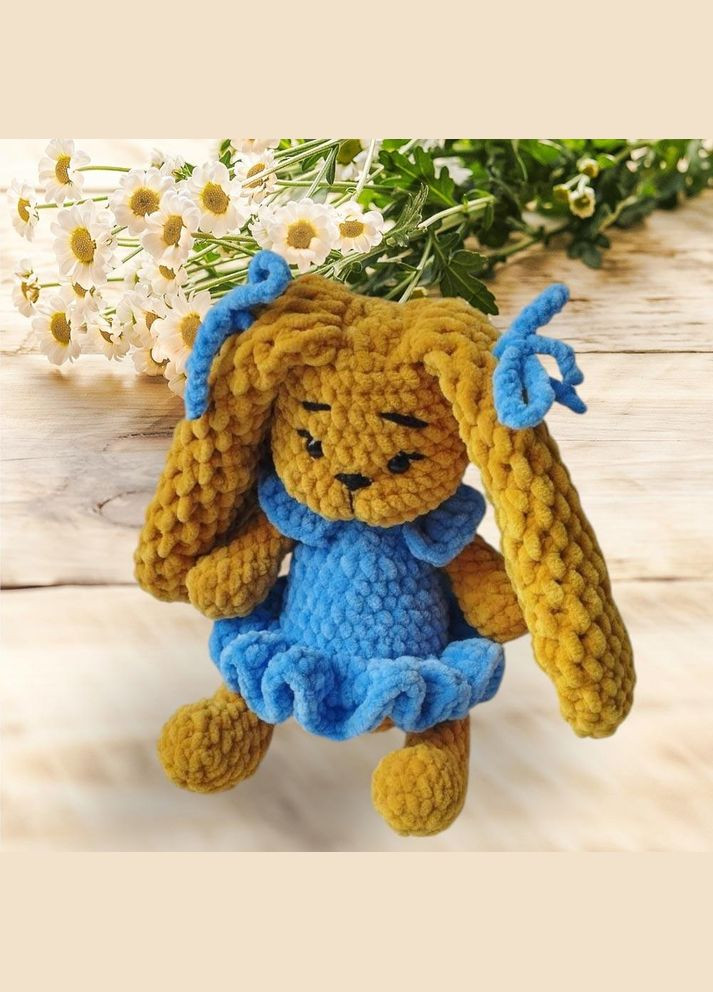 Іграшка зайченя в блакитному платті ручної роботи в’язана гачком 27 см (OL-0003) No Brand (370718981)