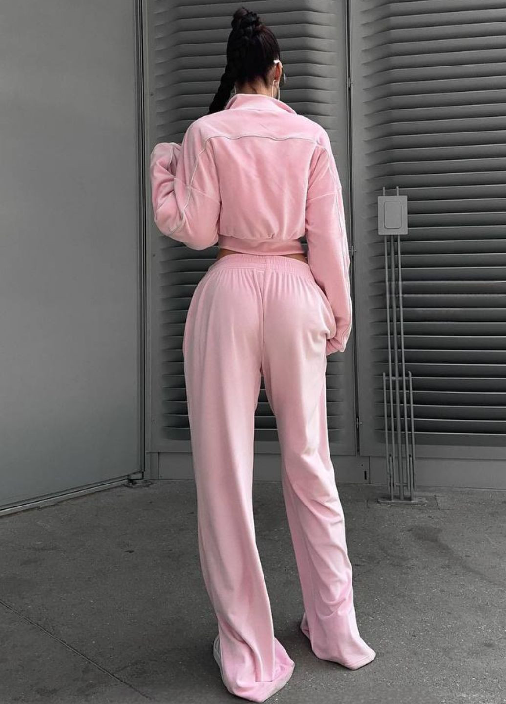 Повседневный оверсайз костюм двойка декорированный кантом: укороченная кофта на молнии + брюки с вырезами Tik-Tak (322677741)