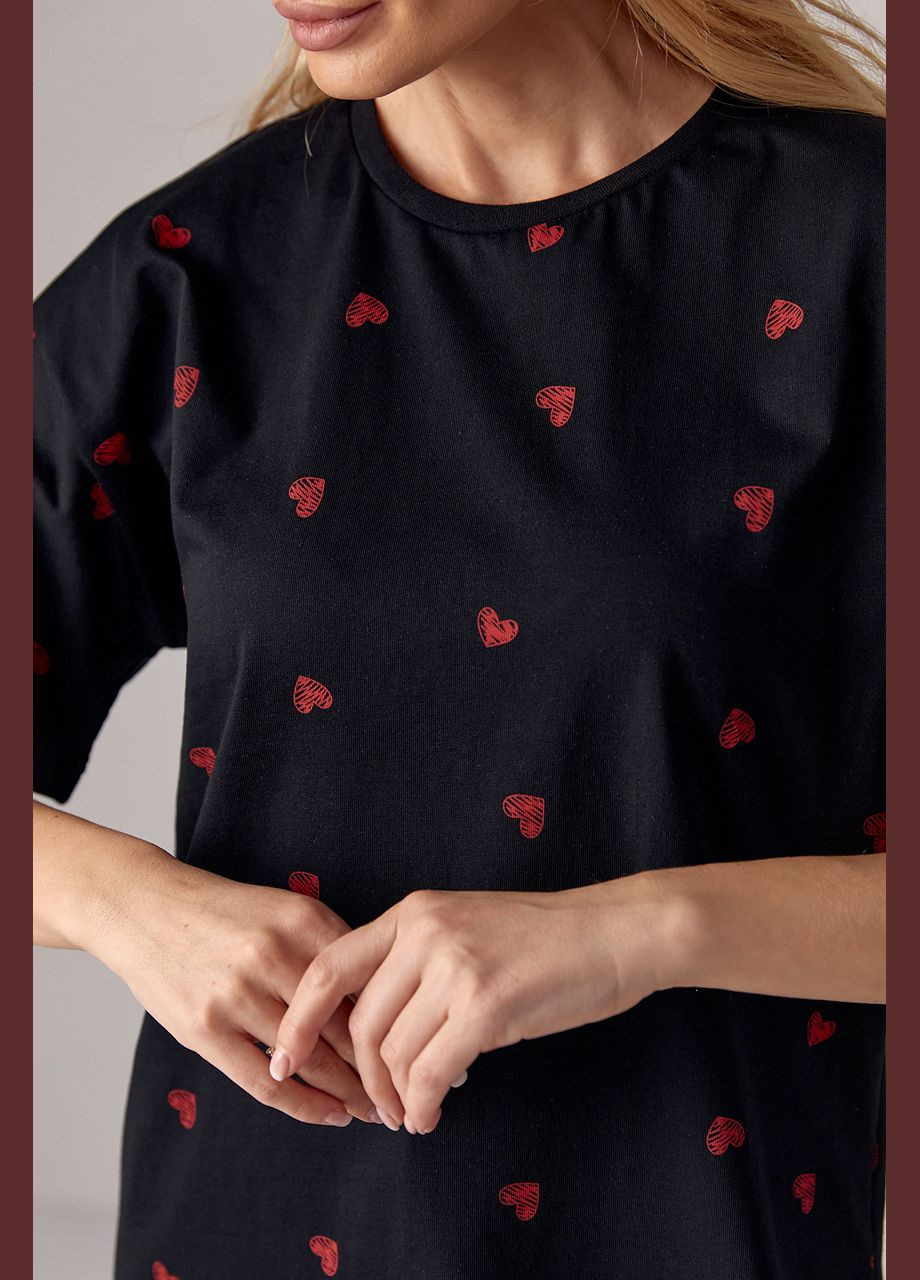 Черная летняя женская футболка украшена сердечками Lurex