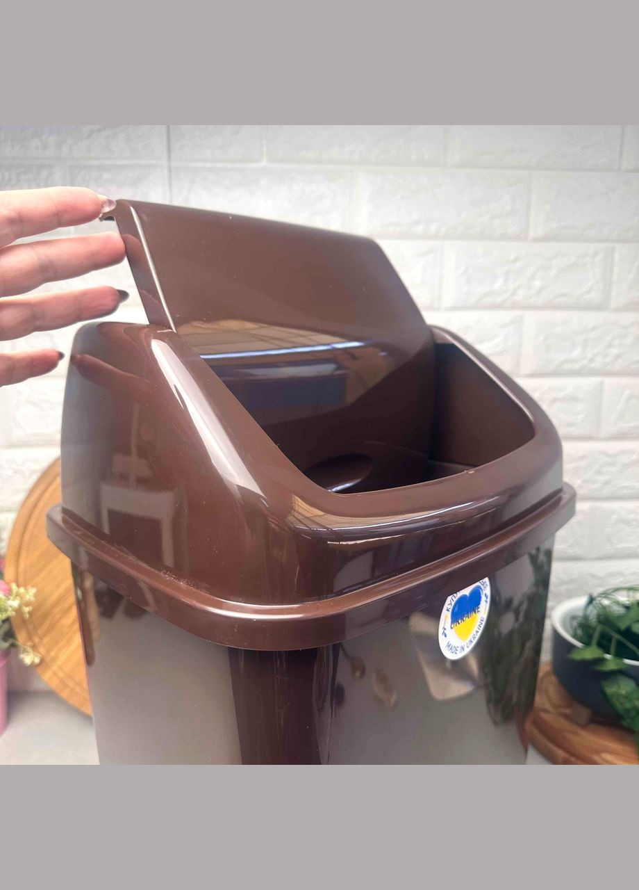 Вместительное пластиковое мусорное ведро с поворотной крышкой 18 л коричневого цвета Алеана (364195652)