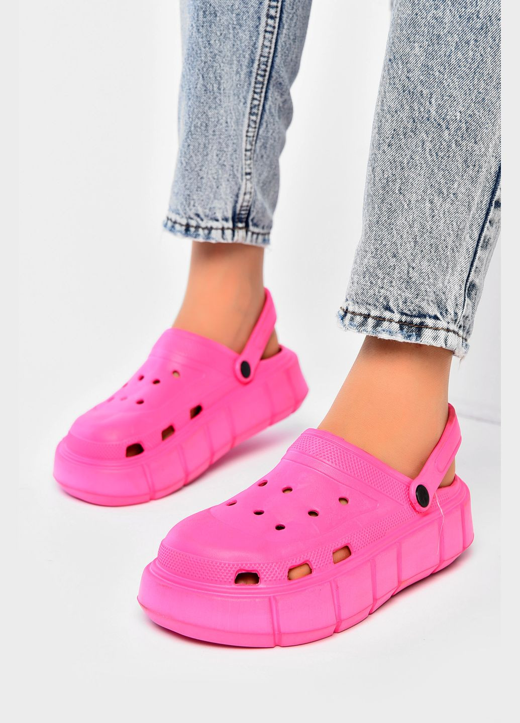 Крокси жіночі рожевого кольору Let's Shop (335206243)