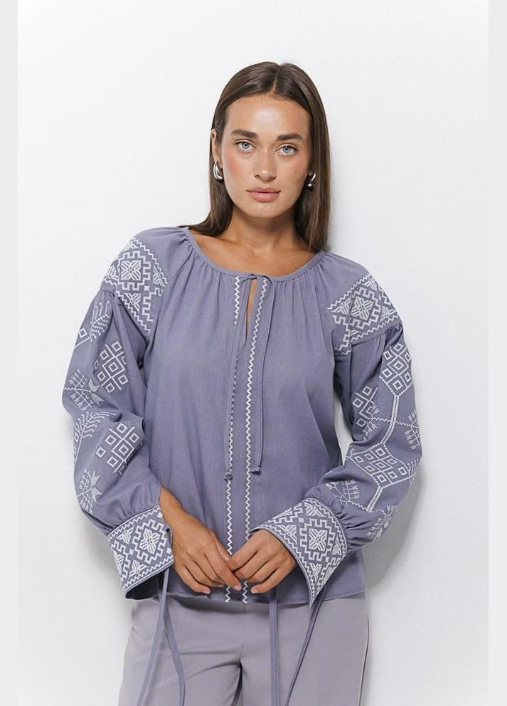 Сіра жіноча вишиванка сіра з геометрією гладдю та зав'язками на манжетах mkar35212-3 Modna KAZKA (336934065)