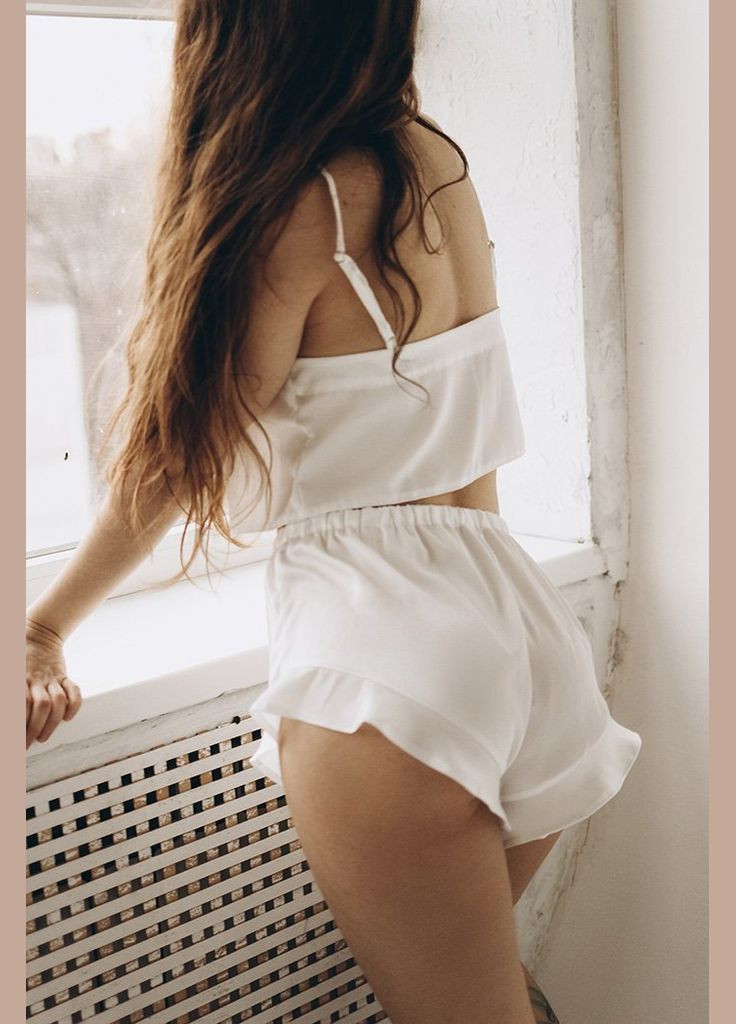 Молочная молочная шелковая пижама с рюшами kari shop atelier (146pj-20ss-mi) Ova Ova Brand