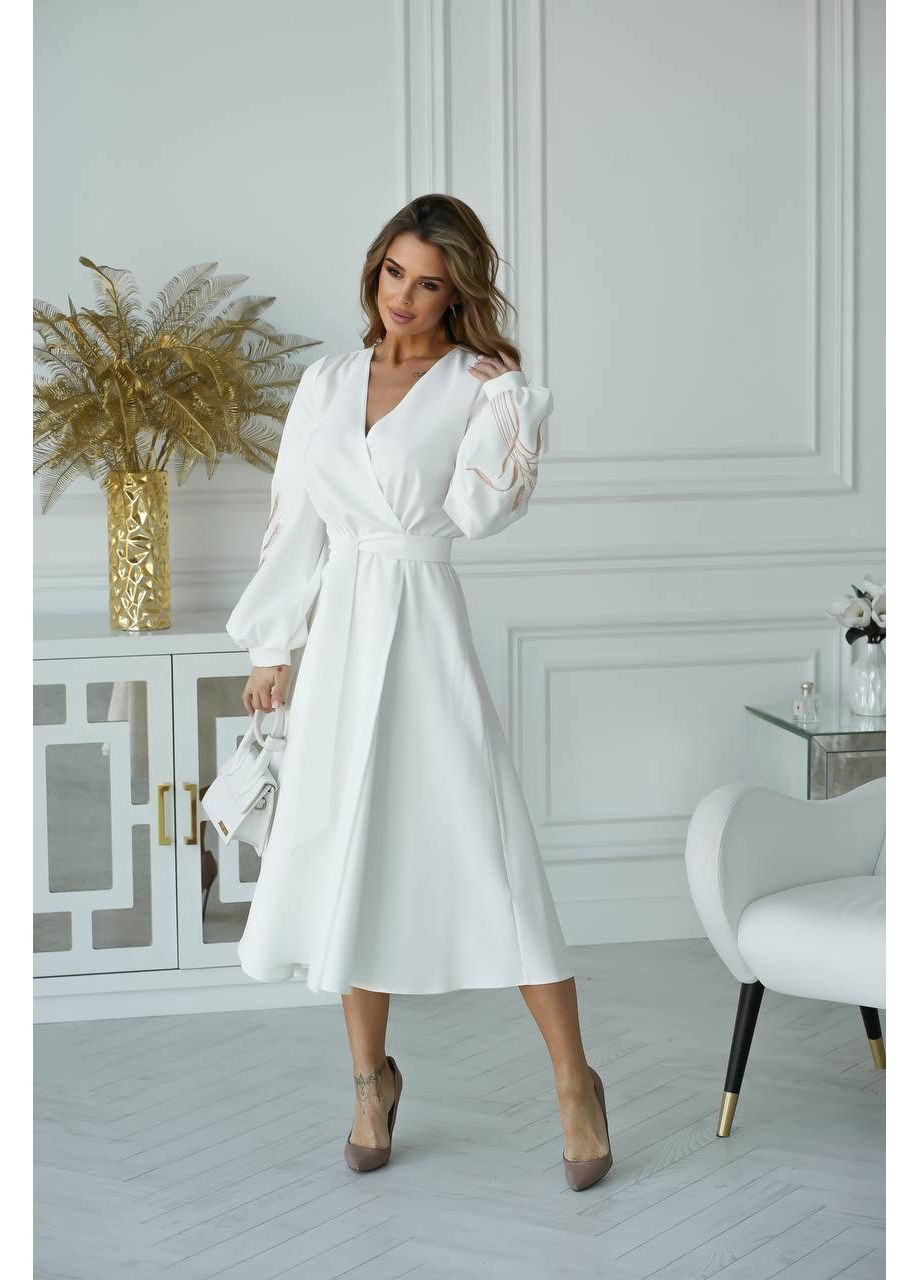 Молочна сукня на запах з вишивкою костюмка на запах No Brand